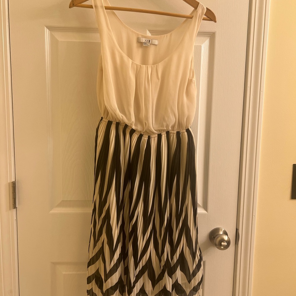 XXI Cream and Black stripe Dress Size Medium